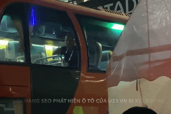 Bị xe của UAE cản đường, thầy Park 'nóng mắt' phản ứng căng vì không muốn phải chờ đợi dù chỉ 1 phút