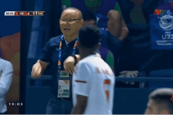 Trước trận đấu sinh tử, thầy Park lộ tâm trạng mệt mỏi ở sân bay làm fan lo lắng-3