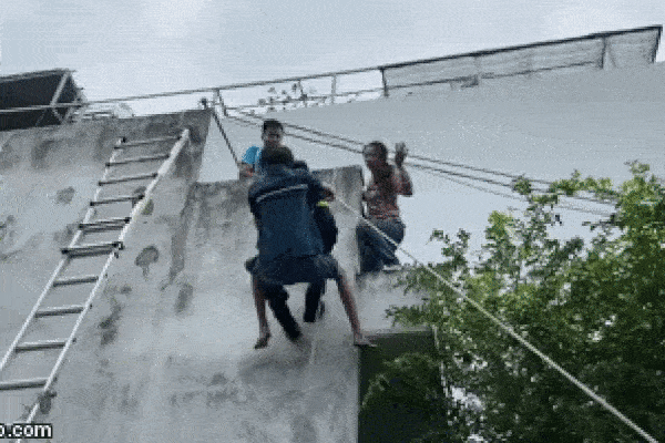 Clip: Cười không nín được với thanh niên đi xe phân khối lớn, chân không tới đất, ngã uỳnh vào ô tô đỗ bên đường-2