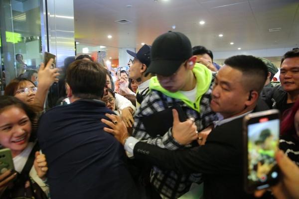 Fan quốc tế phẫn nộ trước cách fan Việt chào đón EXO: xô đẩy, sờ mó, leak cả hộ chiếu của Chanyeol - Sehun-2