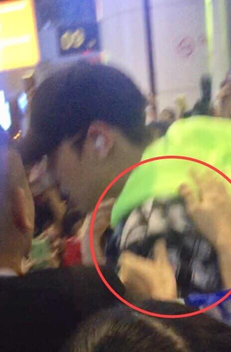 Fan quốc tế phẫn nộ trước cách fan Việt chào đón EXO: xô đẩy, sờ mó, leak cả hộ chiếu của Chanyeol - Sehun-3