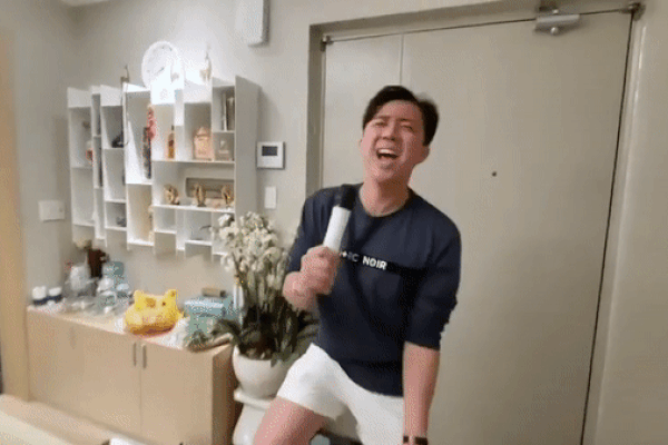 Trấn Thành mặc quần xà lỏn mở liveshow tại gia, Hari Won tặng chồng vài 'cú vả' vì bị tra tấn lỗ tai