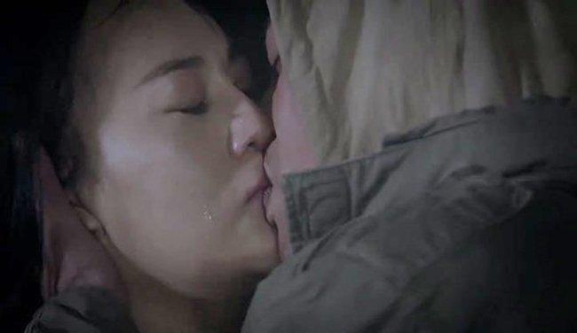 Khóa môi kiểu Việt: Quốc Trường bị chê hôn xấu, Khả Ngân phải nuốt cả nước mắt và nước mũi-6