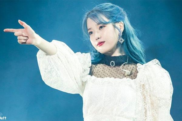 Netizen thích thú trước khoảnh khắc IU mang quà Umji (GFRIEND) tặng đi khắp thế gian-1