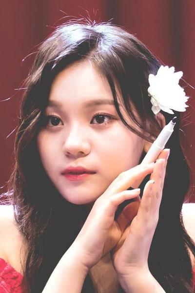 Netizen thích thú trước khoảnh khắc IU mang quà Umji (GFRIEND) tặng đi khắp thế gian-3