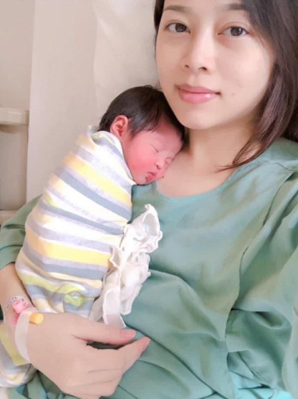 Hằng Túi hoang mang khoe que thử thai 2 vạch, tiếp tục bầu lần 5-4