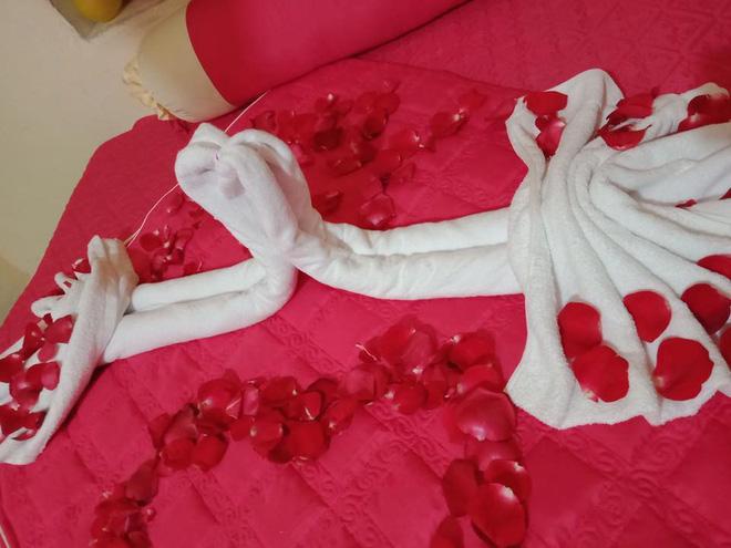 Dân mạng hết hồn với tác phẩm cặp uyên ương trên giường cưới của đôi trẻ-1