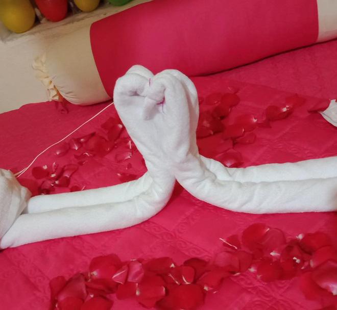 Dân mạng hết hồn với tác phẩm cặp uyên ương trên giường cưới của đôi trẻ-2