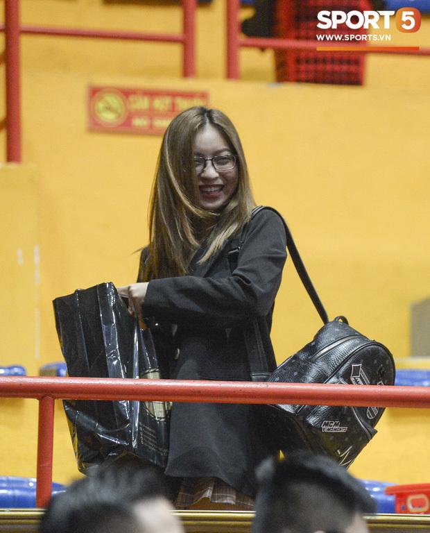 Bị fans tổng tấn công dò hỏi việc có bạn trai mới, tình cũ Quang Hải có cách né đòn cực khéo-2