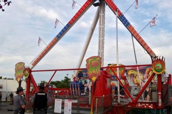 Trò trượt gỗ lao dốc nguy hiểm trong lễ hội cổ ở Nhật Bản-1