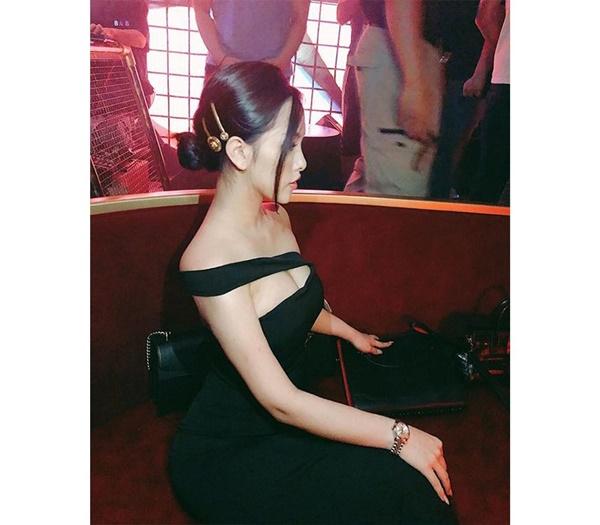 Góc hình chụp nghiêng không chỉ giúp người đẹp khoe khéo gương mặt thanh tú mà hơn nữa còn cả thềm ngực căng đầy, tràn trề sức sống.