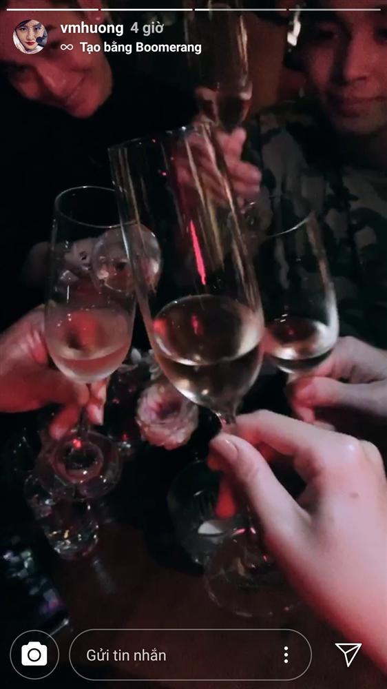 Văn Mai Hương trang điểm xinh đẹp đi diễn, khoe hoa đầy giường sau ồn ào clip nóng-3