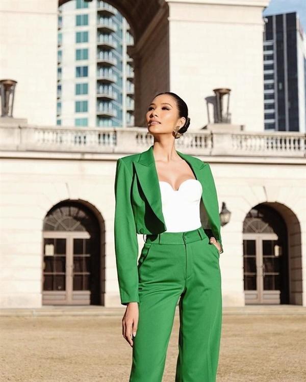 Hoàng Thùy trở về phong cách nam tính nhưng lại khiến fan bỏng mắt với vòng 1 căng tràn-4