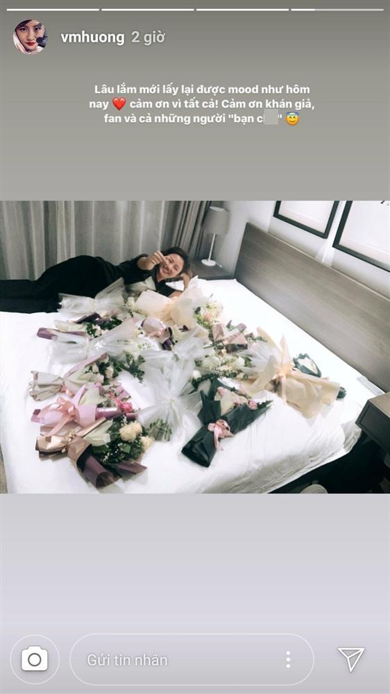 Văn Mai Hương trang điểm xinh đẹp đi diễn, khoe hoa đầy giường sau ồn ào clip nóng-2