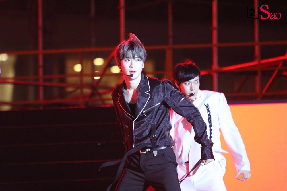 Đẳng cấp nam thần nhà SM: Chanyeol đội nón lá, Taemin đẹp như tiên tử dưới mưa-5