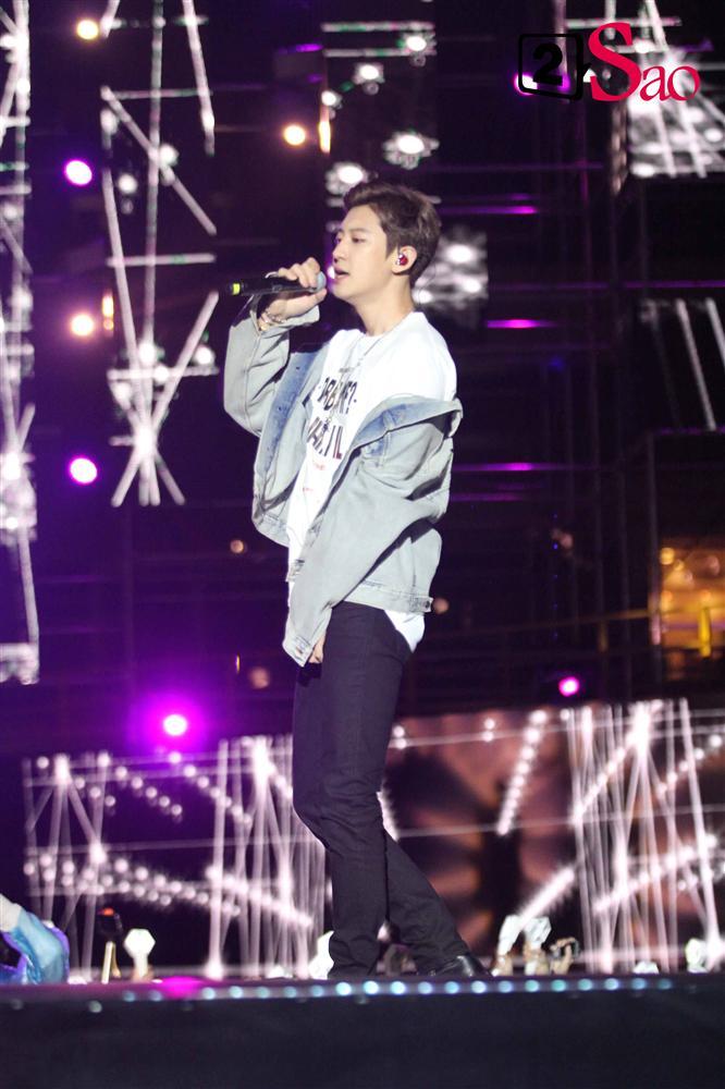 Đẳng cấp nam thần nhà SM: Chanyeol đội nón lá, Taemin đẹp như tiên tử dưới mưa-7