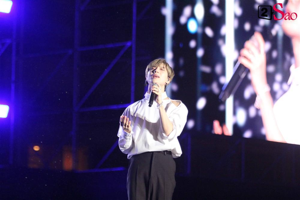 Đẳng cấp nam thần nhà SM: Chanyeol đội nón lá, Taemin đẹp như tiên tử dưới mưa-8