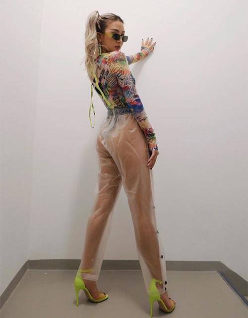 Quỳnh Anh Shyn diện quần nhựa xuyên thấu vòng ba-2