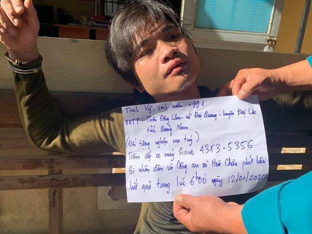 Nóng: Người dân vây bắt thanh niên nghiện ma túy đâm cha, đánh đập con ruột rồi trộm xe máy trên đường trốn chạy-1