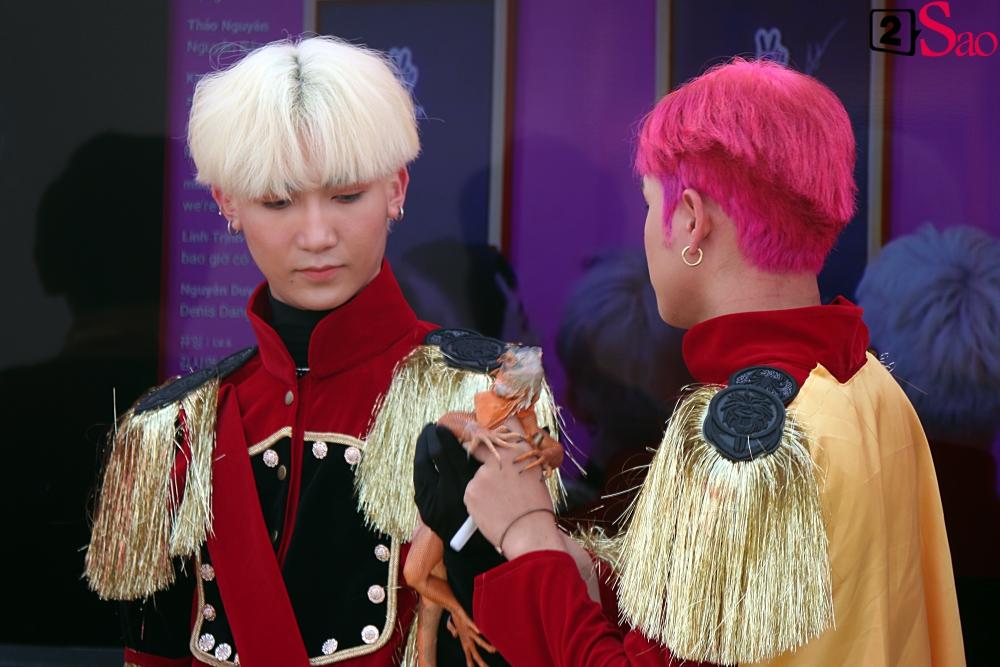 Zero 9 mang thằn lằn sống lên thảm vàng, Trung Quân và Denis Đặng hở nhũ hoa trên sân khấu-3