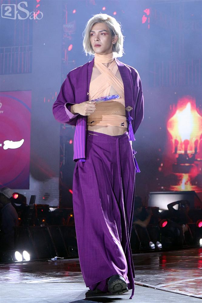 Zero 9 mang thằn lằn sống lên thảm vàng, Trung Quân và Denis Đặng hở nhũ hoa trên sân khấu-4