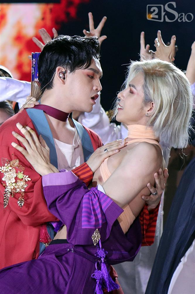 Zero 9 mang thằn lằn sống lên thảm vàng, Trung Quân và Denis Đặng hở nhũ hoa trên sân khấu-6