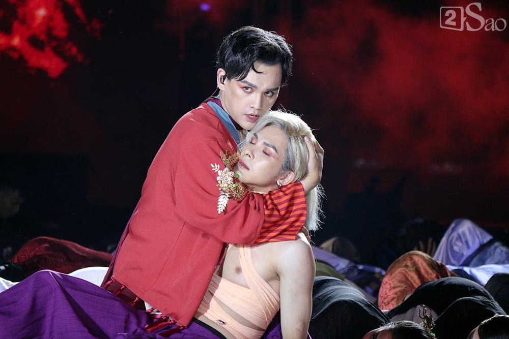 Zero 9 mang thằn lằn sống lên thảm vàng, Trung Quân và Denis Đặng hở nhũ hoa trên sân khấu-8