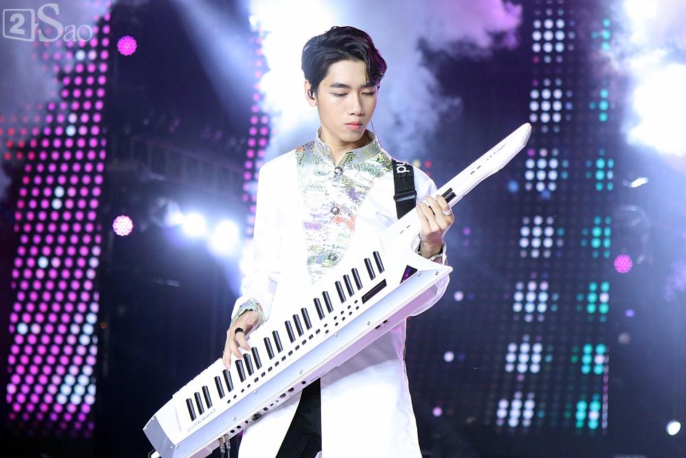 Zero 9 mang thằn lằn sống lên thảm vàng, Trung Quân và Denis Đặng hở nhũ hoa trên sân khấu-12