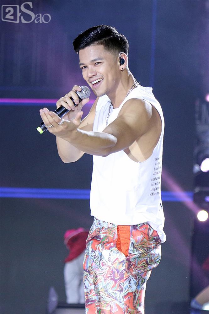 Zero 9 mang thằn lằn sống lên thảm vàng, Trung Quân và Denis Đặng hở nhũ hoa trên sân khấu-13