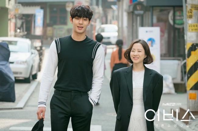 Ahn Hyo Seop cao hơn Park Bo Young 29 cm trong phim 