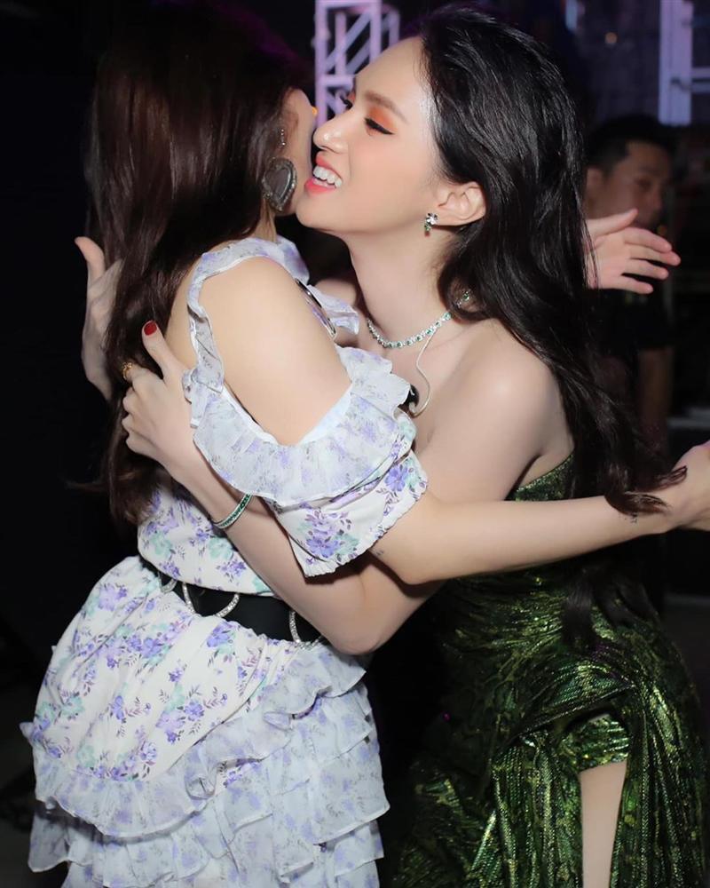 Hoa hậu Hương Giang chạm trán Nữ hoàng gợi cảm HyunA: Nhan sắc khó phân định thắng thua-2