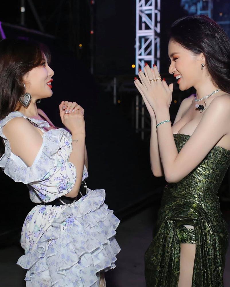 Hoa hậu Hương Giang chạm trán Nữ hoàng gợi cảm HyunA: Nhan sắc khó phân định thắng thua-1