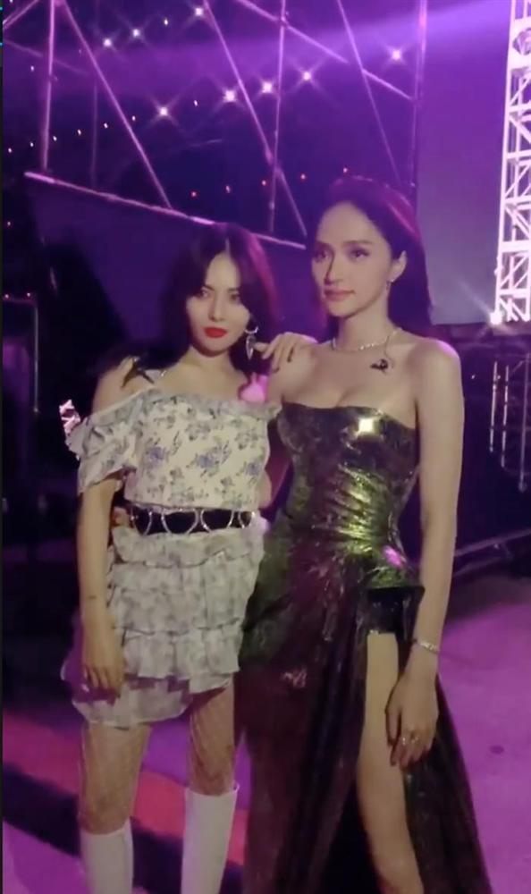 Hoa hậu Hương Giang chạm trán Nữ hoàng gợi cảm HyunA: Nhan sắc khó phân định thắng thua-5