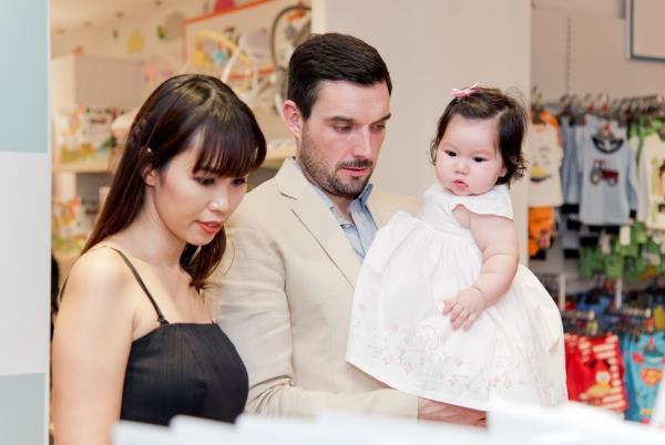 Chồng siêu mẫu Hà Anh tức giận khi vợ bị đàn ông trêu ghẹo trong quán bar-1