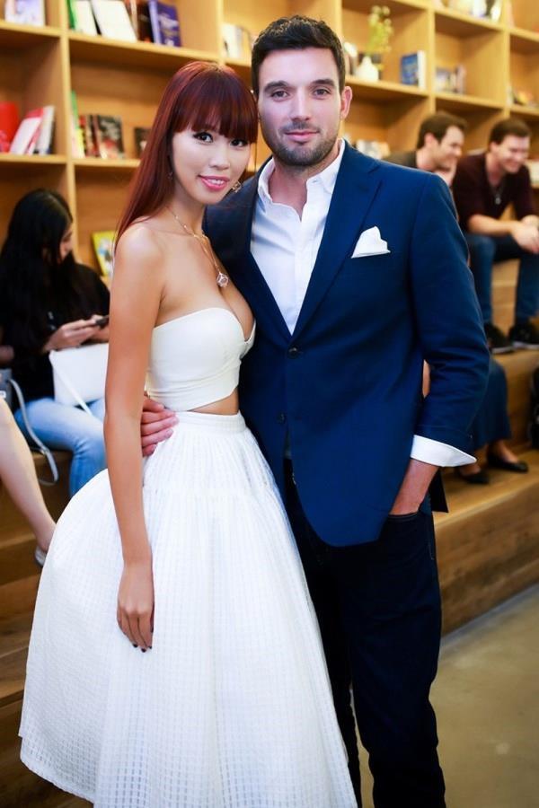 Chồng siêu mẫu Hà Anh tức giận khi vợ bị đàn ông trêu ghẹo trong quán bar-2