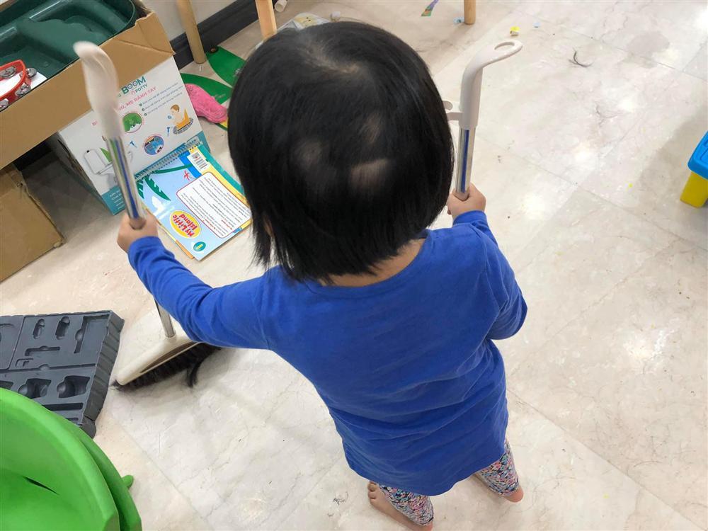 Sơ ý ngủ quên, MC Minh Trang tá hỏa khi dậy thấy đầu tóc các con trụi cả mảng-3