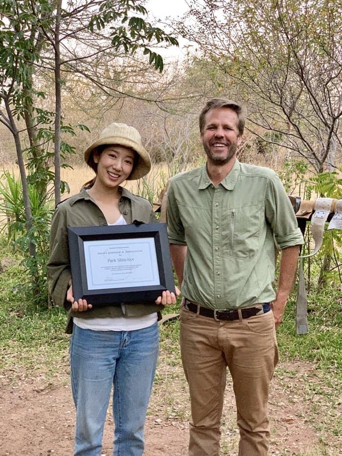 Mới đây, Park Shin Hye nhận được nhiều lời khen ngợi từ cư dân mạng khi thực hiện nghĩa cử cao đẹp. Cô đã quyên góp toàn bộ thù lao được nhận trong chương trình Humanimal cho tổ chức bảo vệ voi “Elephant Society without Borders”. Một thành viên trong tổ chức chia sẻ, Park Shin Hye là ngôi sao rất nhiệt tình và quan tâm tới động vật.