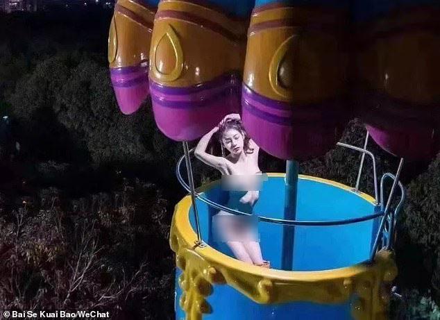 Chụp ảnh khỏa thân ở khu vui chơi trẻ em, cô gái trẻ gây sốc vì uốn éo phản cảm-2