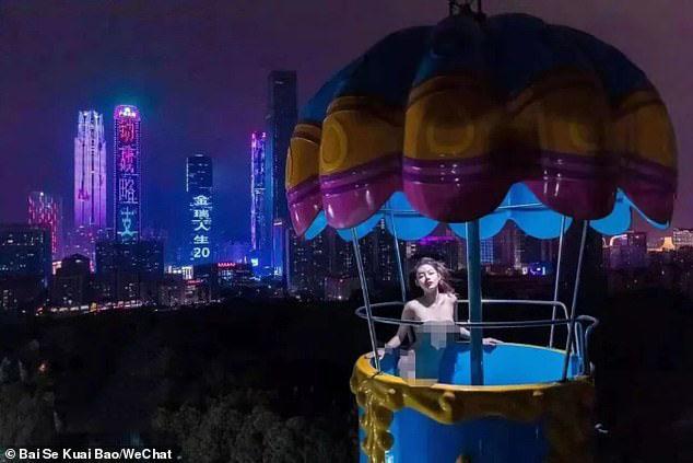 Chụp ảnh khỏa thân ở khu vui chơi trẻ em, cô gái trẻ gây sốc vì uốn éo phản cảm-1