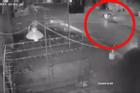 Clip: Sợ hãi khoảnh khắc người đàn ông đang đi xe máy bị bắn gục tại chỗ ở Hà Nội