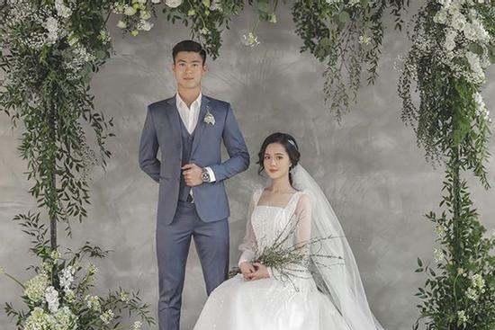 Khoe ảnh cưới 'toang' đời độc thân, Duy Mạnh tiện miệng tiết lộ về ngày trọng đại