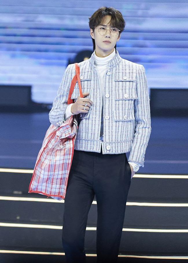 Vương Nhất Bác xách túi giá 15.000 đồng vẫn đẹp trai siêu cấp, sang chảnh thì hàng chợ vẫn thành hàng hiệu-1