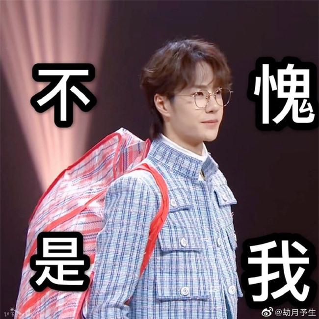 Vương Nhất Bác xách túi giá 15.000 đồng vẫn đẹp trai siêu cấp, sang chảnh thì hàng chợ vẫn thành hàng hiệu-3