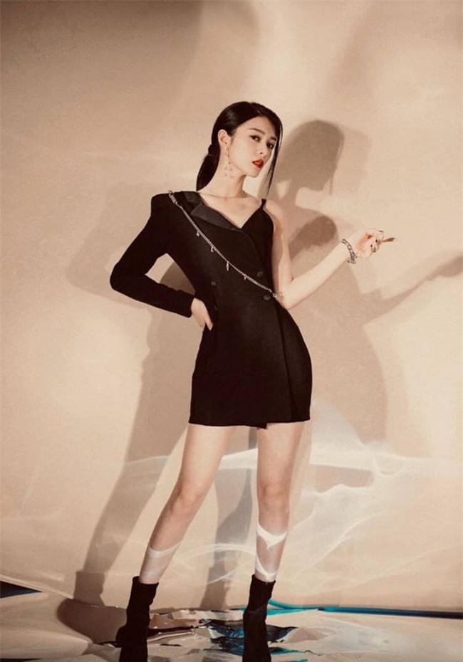 Vương Nhất Bác xách túi giá 15.000 đồng vẫn đẹp trai siêu cấp, sang chảnh thì hàng chợ vẫn thành hàng hiệu-5