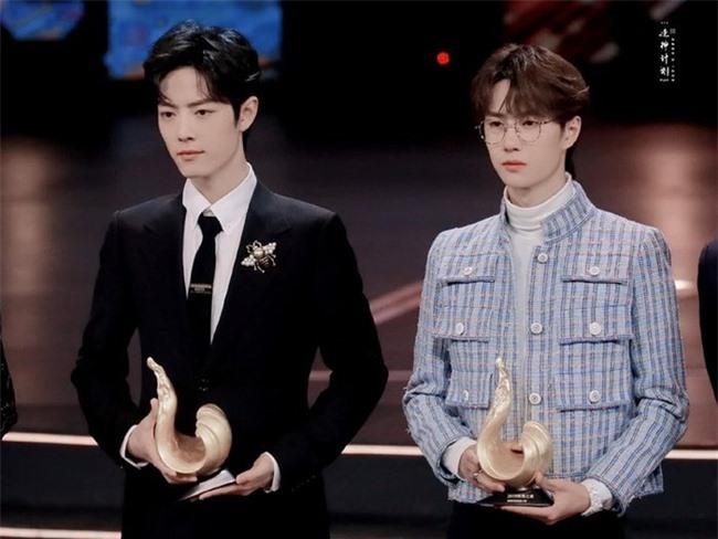 Vương Nhất Bác xách túi giá 15.000 đồng vẫn đẹp trai siêu cấp, sang chảnh thì hàng chợ vẫn thành hàng hiệu-6