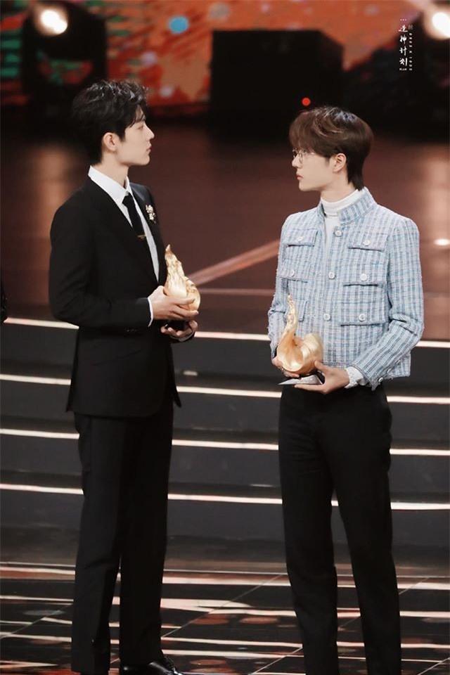 Vương Nhất Bác xách túi giá 15.000 đồng vẫn đẹp trai siêu cấp, sang chảnh thì hàng chợ vẫn thành hàng hiệu-7