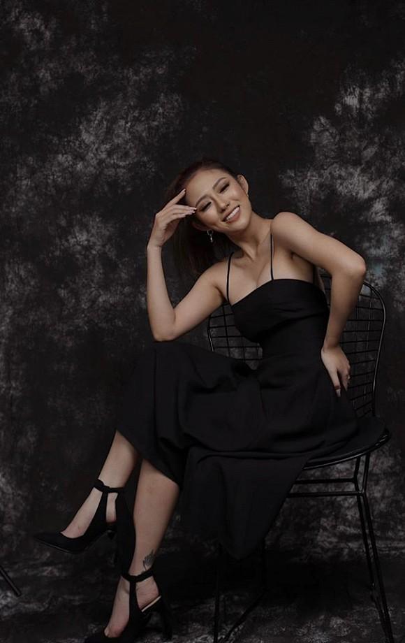 Dù đầu trọc nhưng diễn viên Sống chung với mẹ chồng vẫn cực gợi cảm nhờ vòng một không lép như trước-5