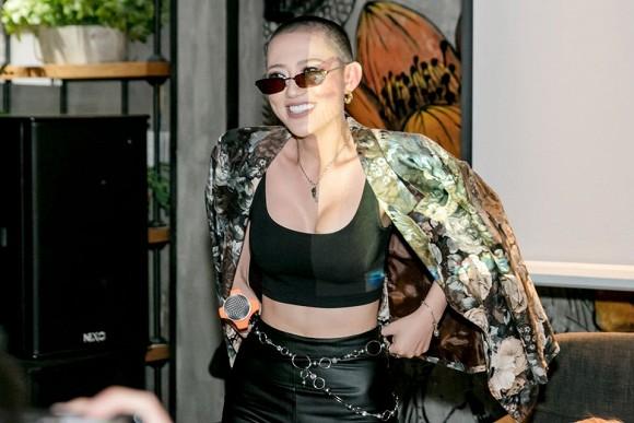 Dù đầu trọc nhưng diễn viên Sống chung với mẹ chồng vẫn cực gợi cảm nhờ vòng một không lép như trước-7