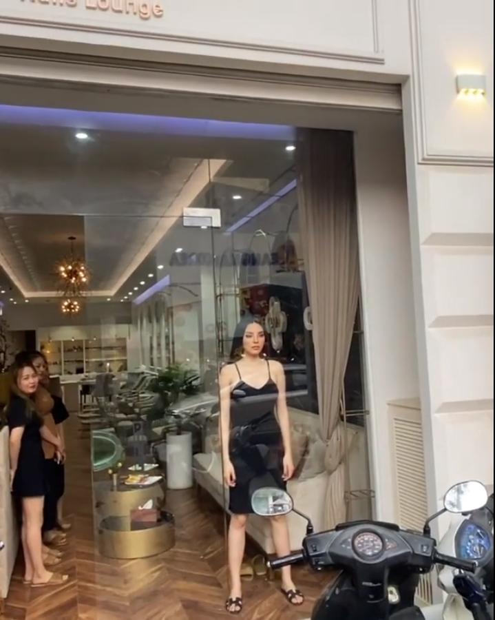 Kỳ Duyên mặt đơ, cứng đờ làm ma-nơ-canh đứng sau cửa kính khiến người qua đường vừa sợ vừa buồn cười-2