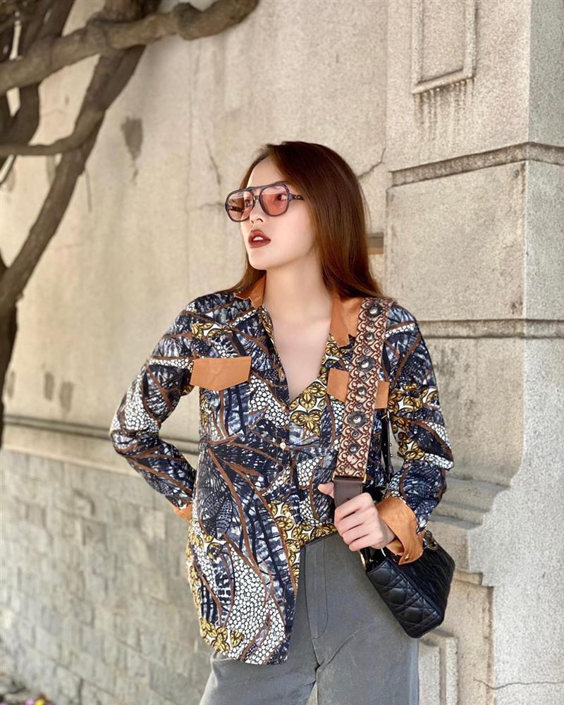 Kỳ Duyên mặt đơ, cứng đờ làm ma-nơ-canh đứng sau cửa kính khiến người qua đường vừa sợ vừa buồn cười-6